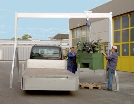 Alu-Portalkran beim Beladen eines LKW